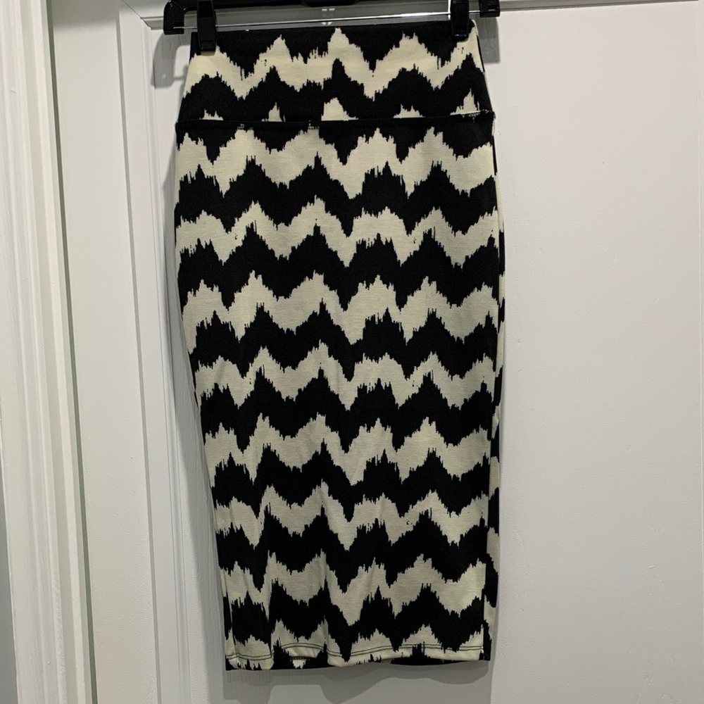 Black/white chevron pencil skirt size Small.